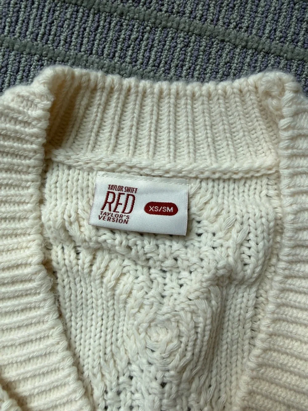 Taylor Swift Red TV cardigan star patches authentic XS/s 🎾 - Picture 4 of 5